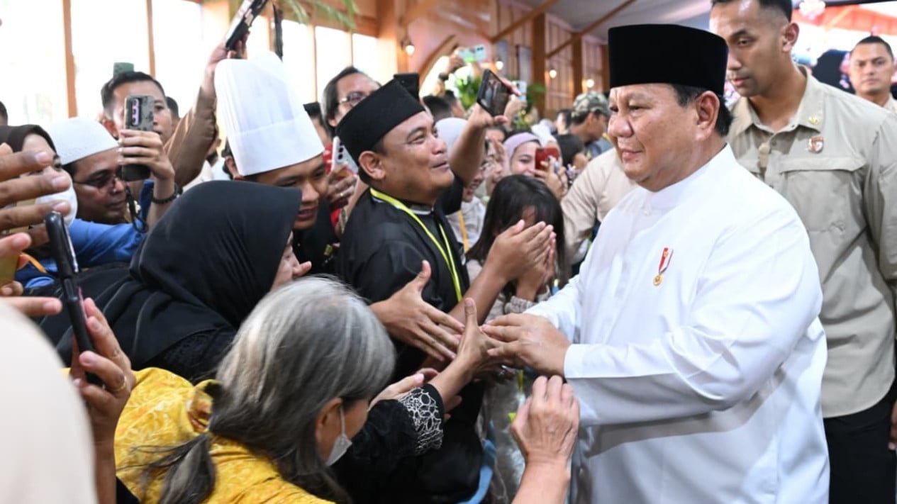 Momento cálido Prabowo y Didit dieron la bienvenida a miles de residentes durante Halal Bihalal en el palacio