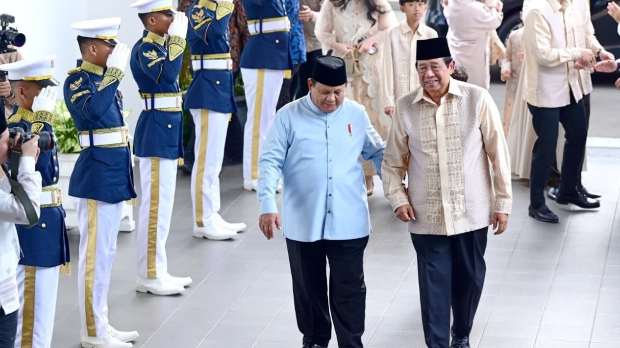 Cuando SBY y Jokowi asistieron al Halal Bihalal en el Palacio, Prabowo lo saludó de inmediato.