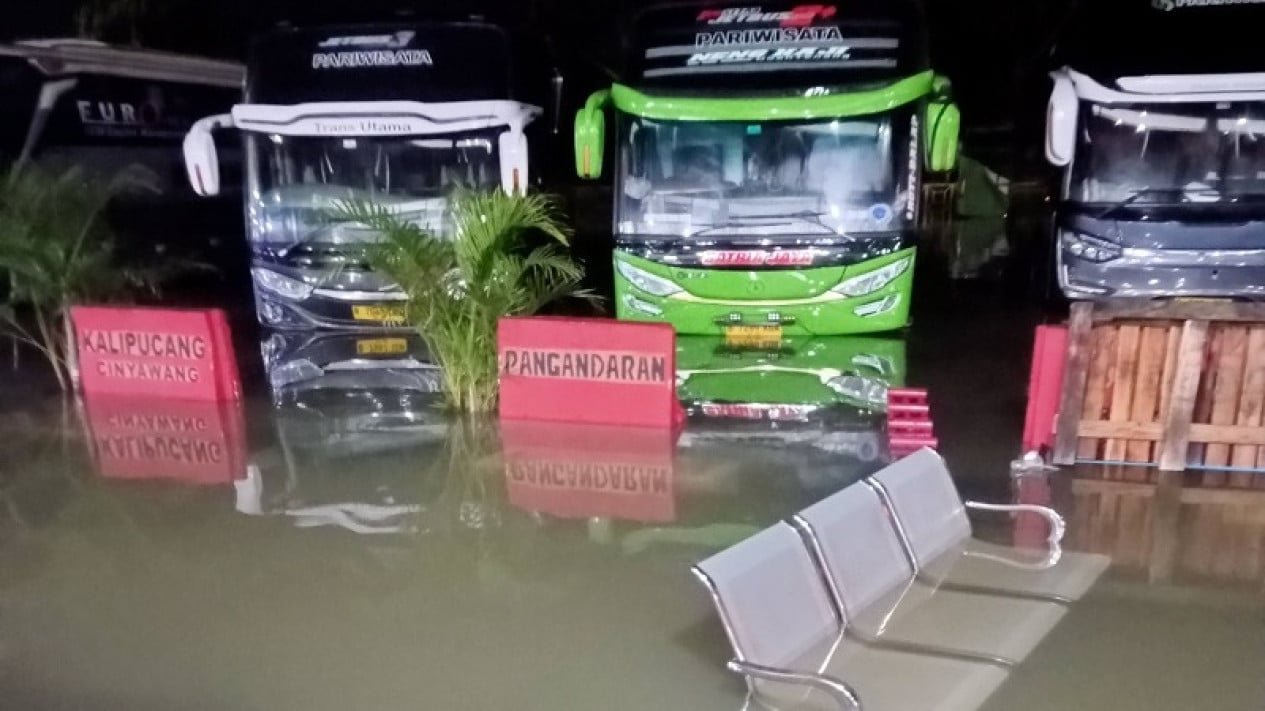 La terminal de Kampung Rambutan se inundó debido a las fuertes lluvias y al desbordamiento del río Cipinang