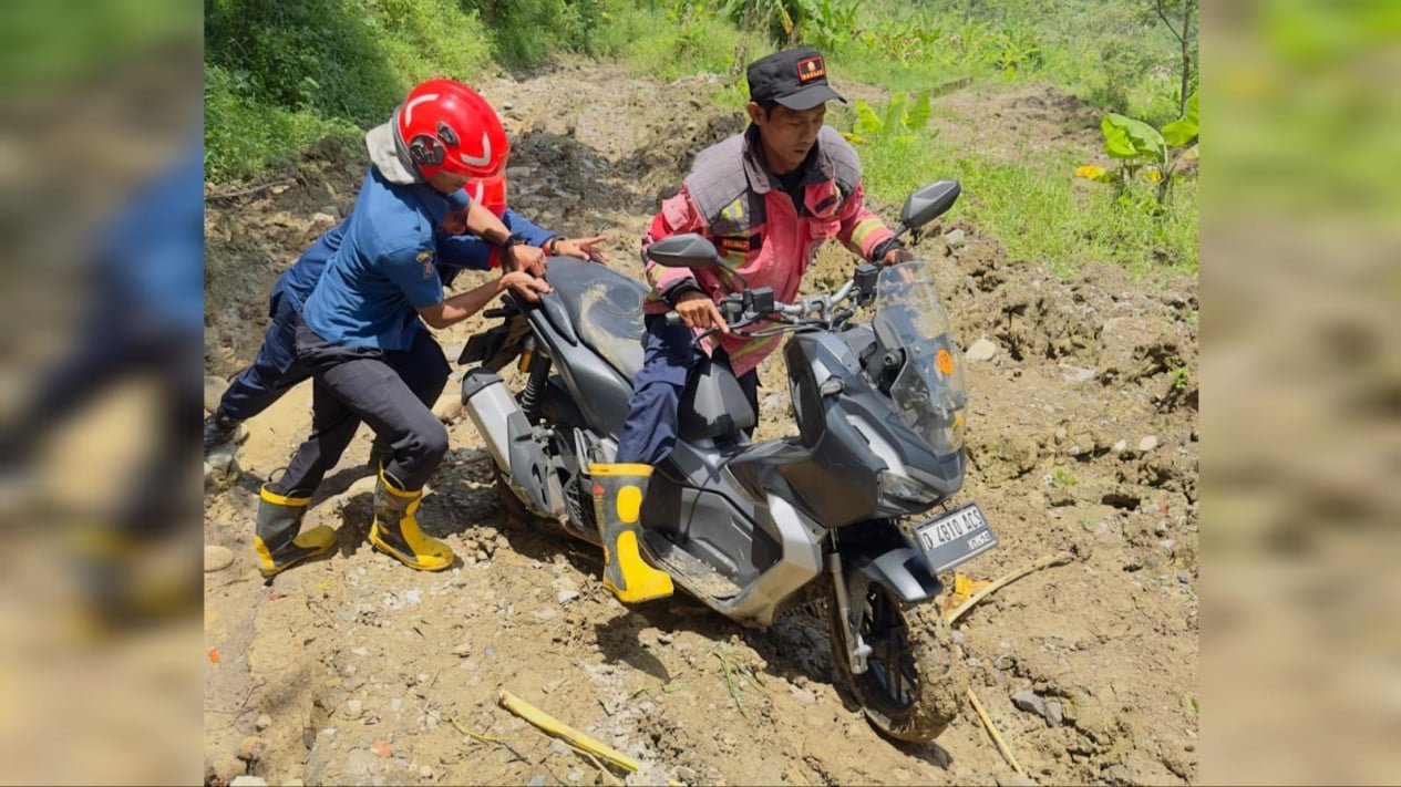 Este llegado fue evacuado por los bomberos porque se perdió siguiendo Google Maps y se metió en la ruta de riego.