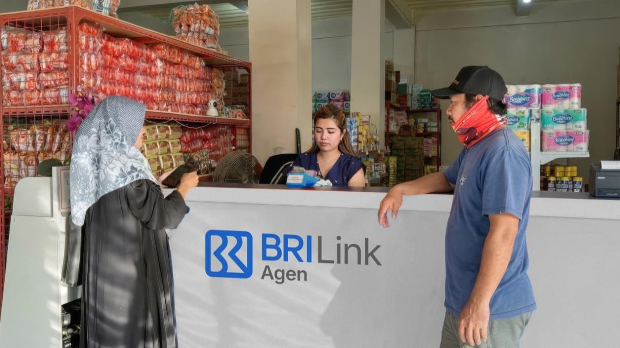 Rieche Endah, agente de BRILink, facilita las transacciones de los residentes y crea oportunidades de empleo en Sumbawa