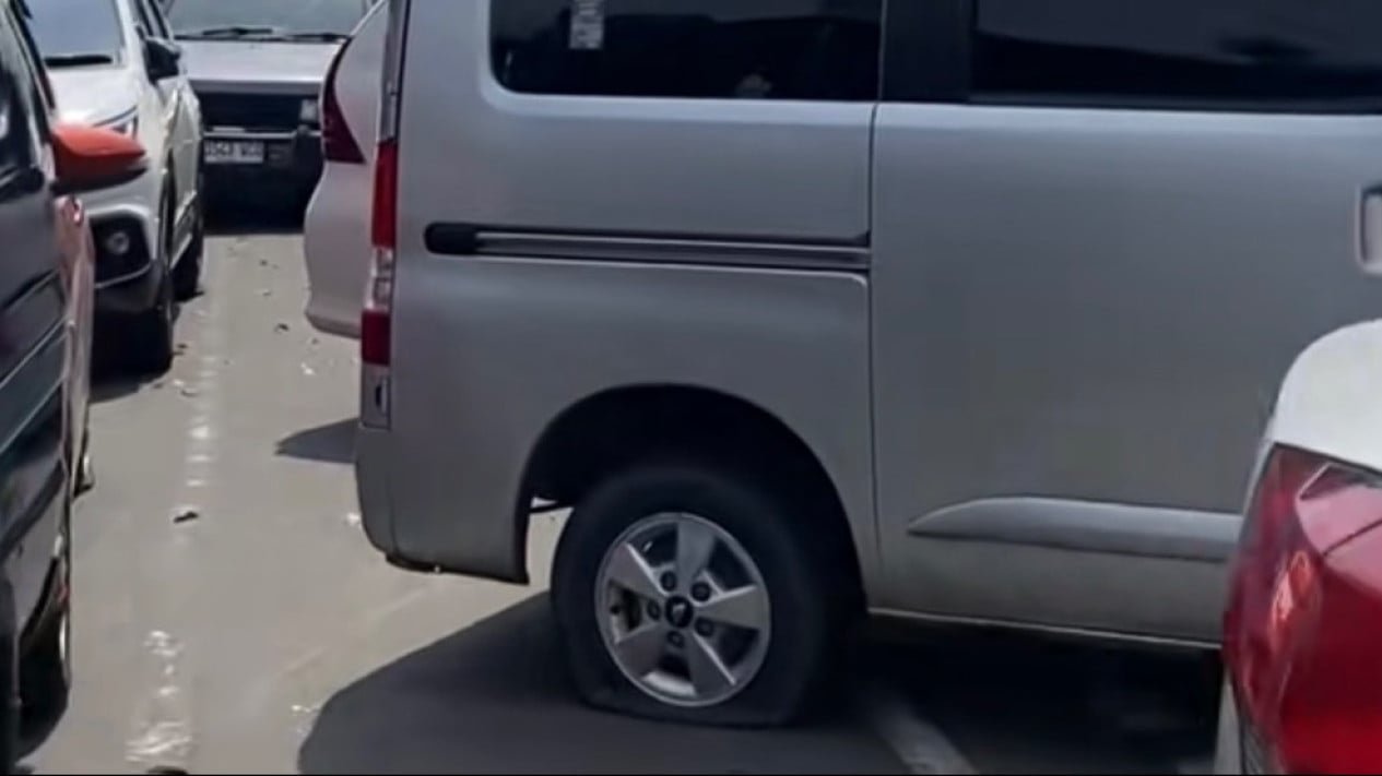 Esta mujer protestó contra los pinchazos masivos de neumáticos de automóviles en Monas y supuestamente estacionó allí.