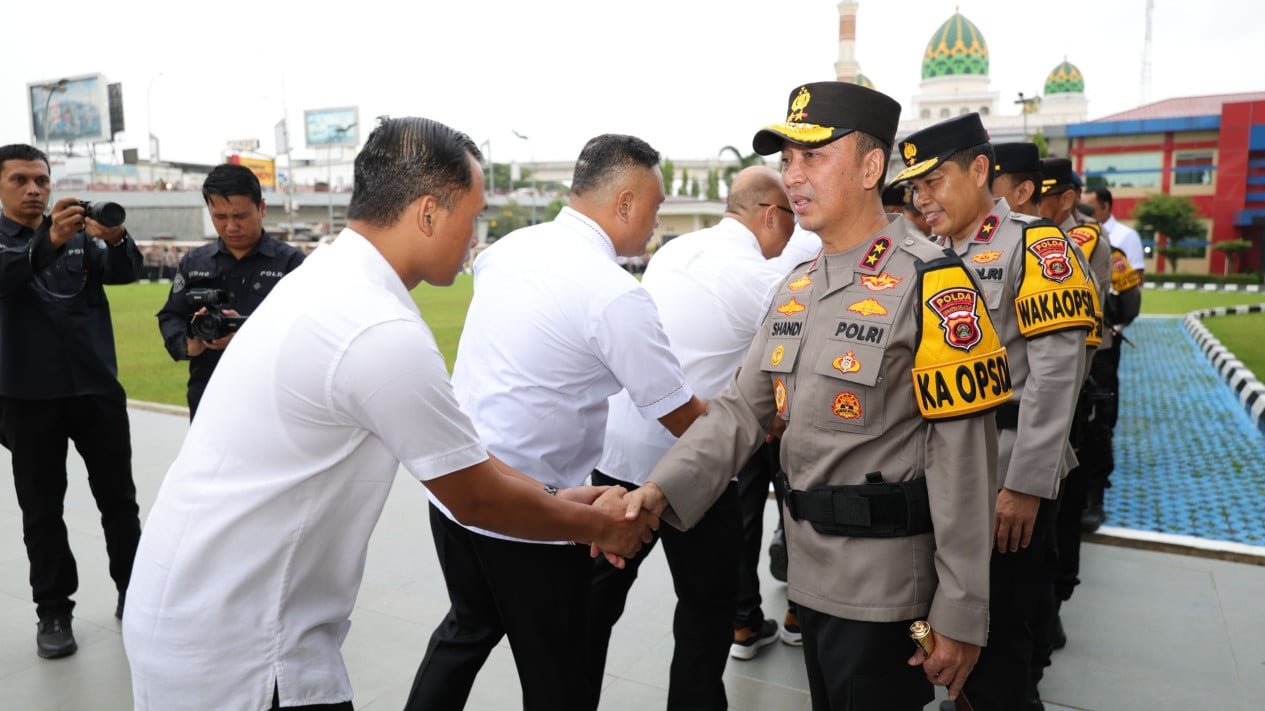 El primer día de trabajo después del Eid, el jefe de policía de Sumatra del Sur y su equipo están atentos para combatir los incendios forestales y terrestres y mejorar los servicios públicos.