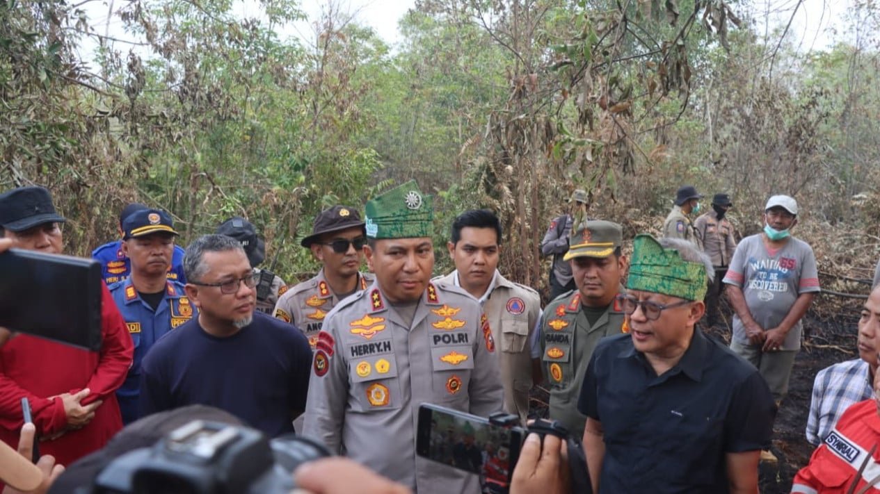 El jefe de policía regional de Riau acudió directamente al lugar de los incendios forestales y terrestres en Dumai con Rocky Gerung.