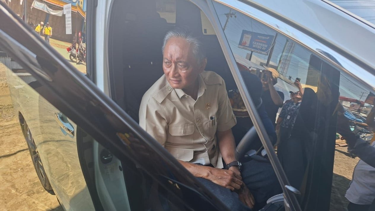 Momento del Ministro de Obras Públicas conduciendo por la autopista de peaje Trans Java: bueno y fluido