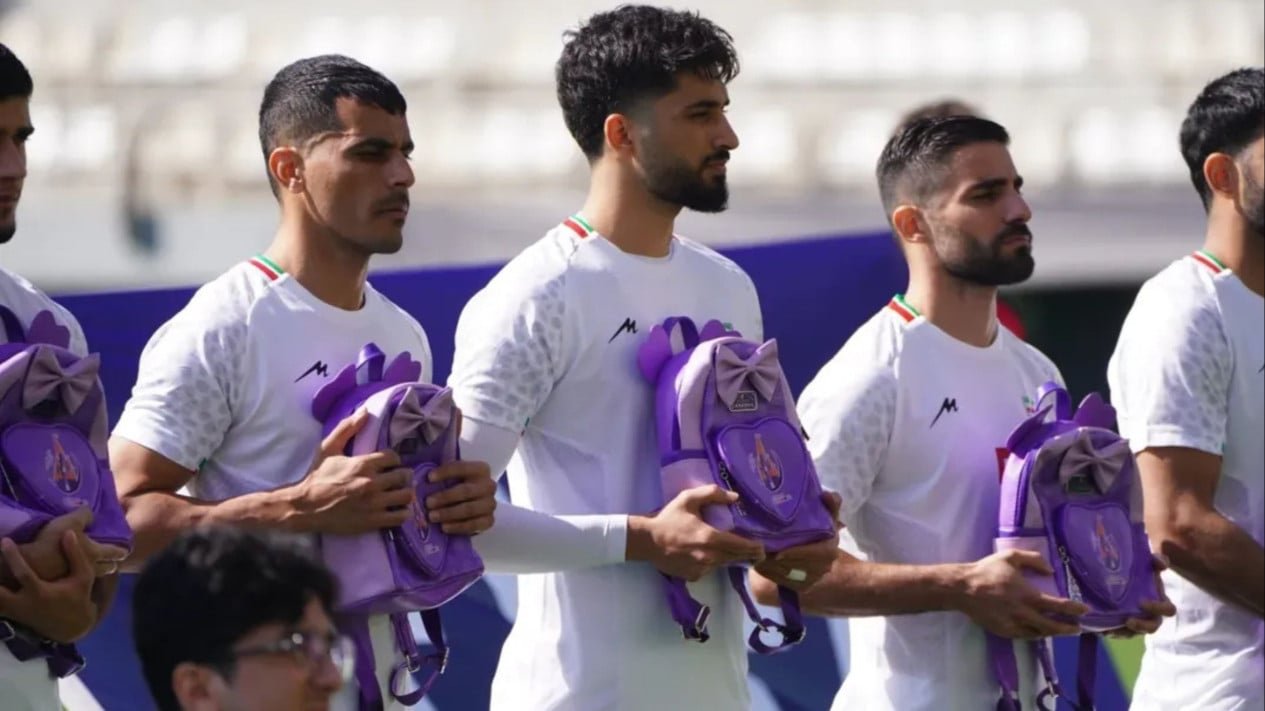 Impactante acción de la selección iraní antes del Mundial de 2026, las mochilas escolares se convierten en símbolo de luto