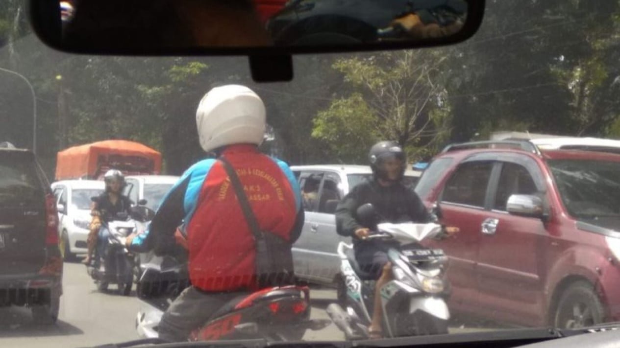 Un deslizamiento de tierra cierra la carretera Maros-Bone y la fila de vehículos se extiende hasta 2 kilómetros
