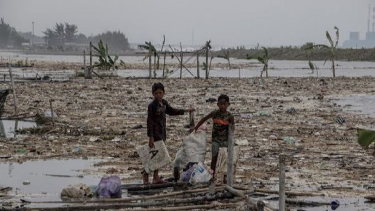 El grupo de trabajo de PRR rehabilita inmediatamente estanques y jaulas afectados por el desastre de Sumatra para fomentar la recuperación económica