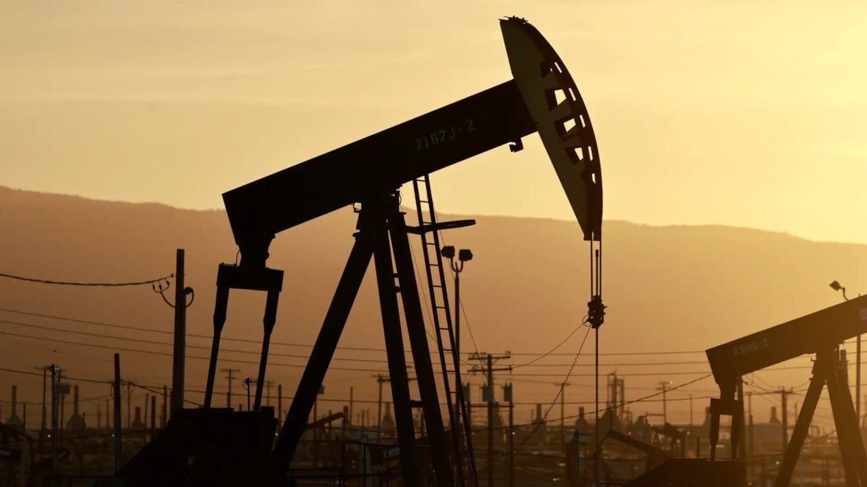 Los precios mundiales del petróleo alcanzan los 117 dólares, la amenaza de Trump contra Irán desata una intensa guerra