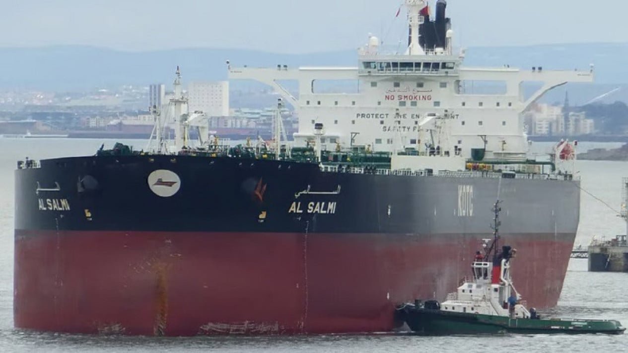 Un petrolero gigante kuwaití se incendia tras un ataque iraní en aguas de Dubái y los precios del petróleo se disparan