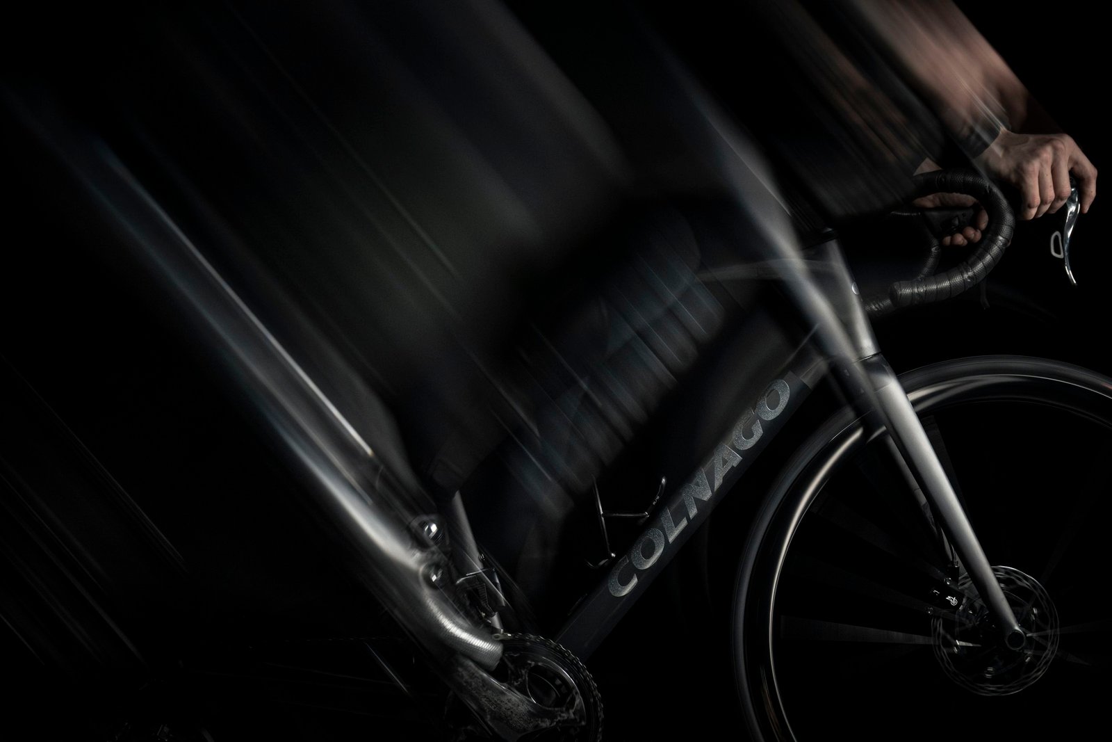 Tadej Pogačar mantuvo una de estas nuevas bicicletas en la oscuridad durante la mayor parte de la temporada pasada, presentando las nuevas ediciones especiales Colnago Y1RS y V5RS con su propio acabado de carbono despojado.