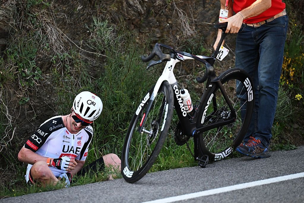 El regreso de Jay Vine tras una lesión se vio truncado por una caída y un abandono en la etapa 3 de la Volta a Catalunya