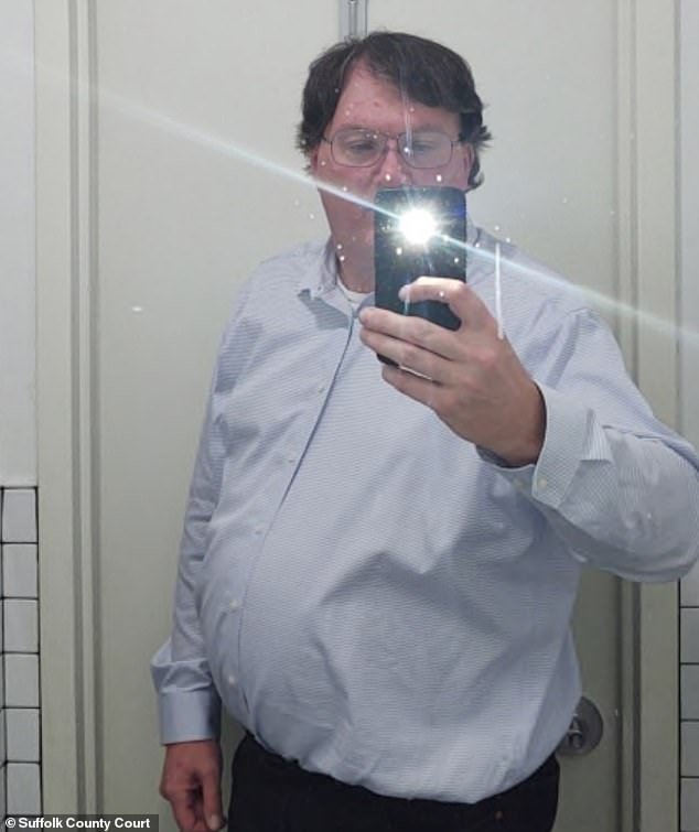 Lea las inquietantes búsquedas del teléfono del asesino en serie acusado de Gilgo Beach mientras los fiscales revelan 500 mensajes de texto a trabajadoras sexuales.