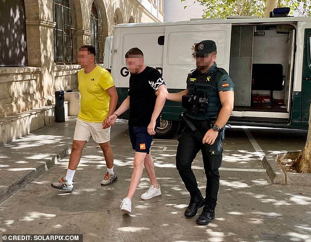 Condenados a 73 años de prisión ocho hombres que se grabaron violando a una joven británica de 18 años en un hotel de Magaluf