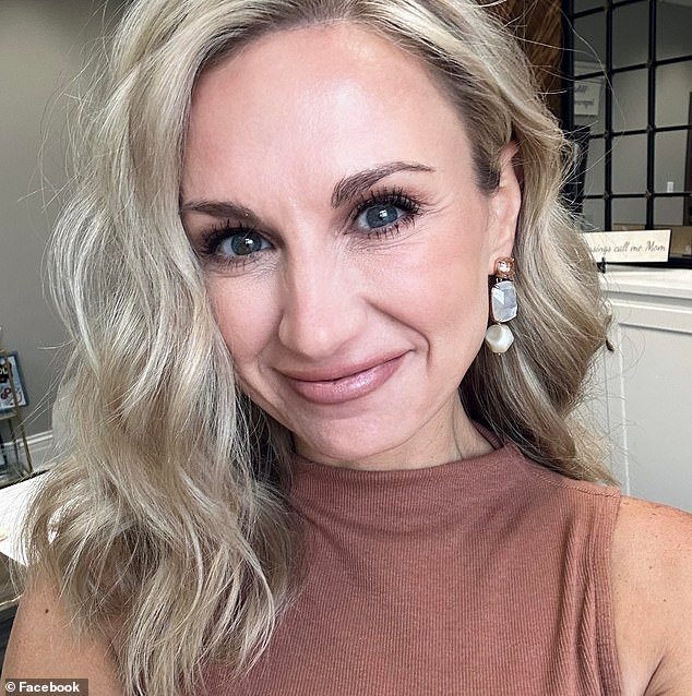 Los mensajes de texto de pánico de una alcaldesa de 43 años fueron enviados a familiares, amigos y residentes después de que supuestamente su propio hijo adolescente la sorprendiera teniendo relaciones sexuales con un chico de 16 años en una fiesta en la piscina.