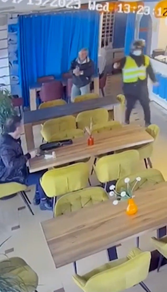 El despiadado ‘sicario de los condados locales’ que mató a tiros a un empresario albanés en una vendetta de £1 millón ‘organizada desde el Reino Unido’ es encarcelado de por vida