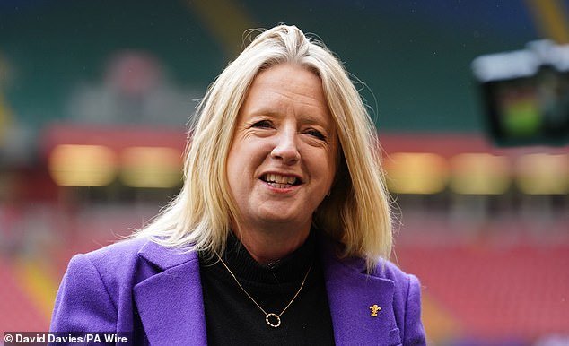 La jefa de Welsh Rugby insiste en que no se rendirá ante una propuesta de eliminar un equipo y advierte que el deporte nacional corre el riesgo de ser destruido por amargas luchas internas.