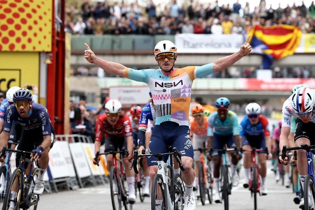 Volta a Catalunya: Jonas Vingegaard logra la segunda gran victoria general de 2026, Brady Gilmore corre para sorprender la victoria de etapa final en Barcelona