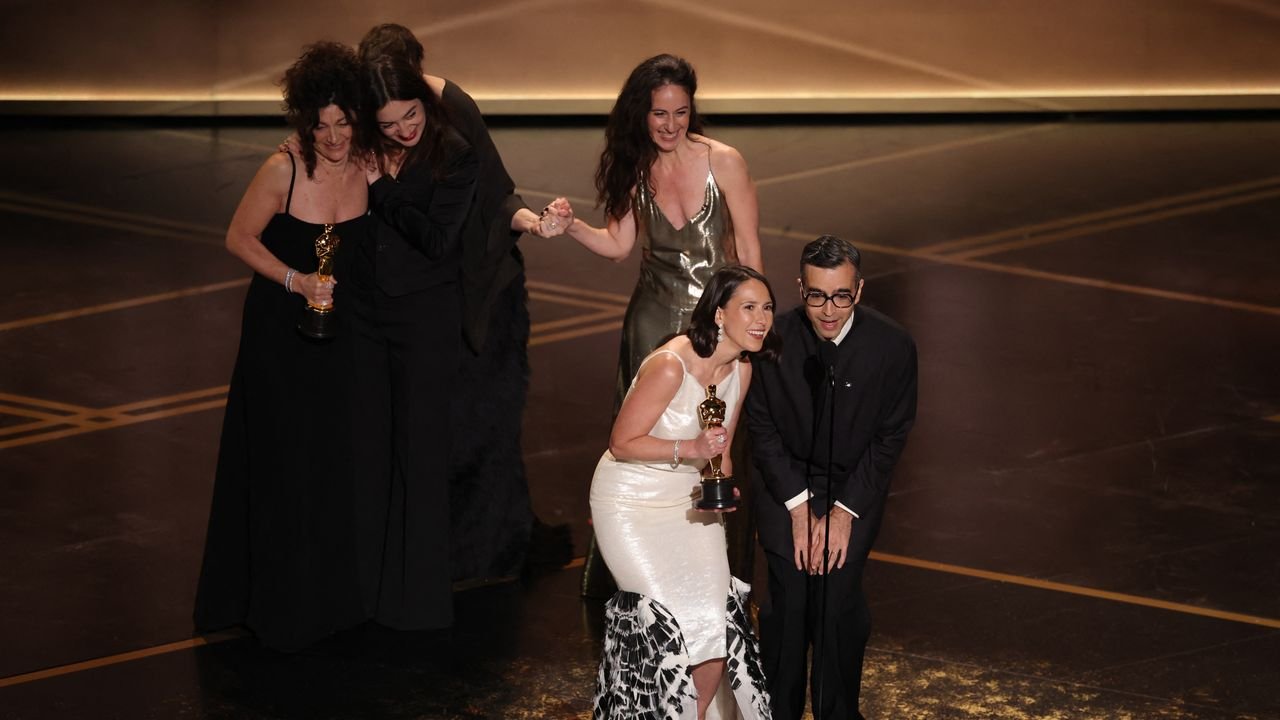 “Dos personas intercambiando saliva” del New Yorker gana el Oscar 2026