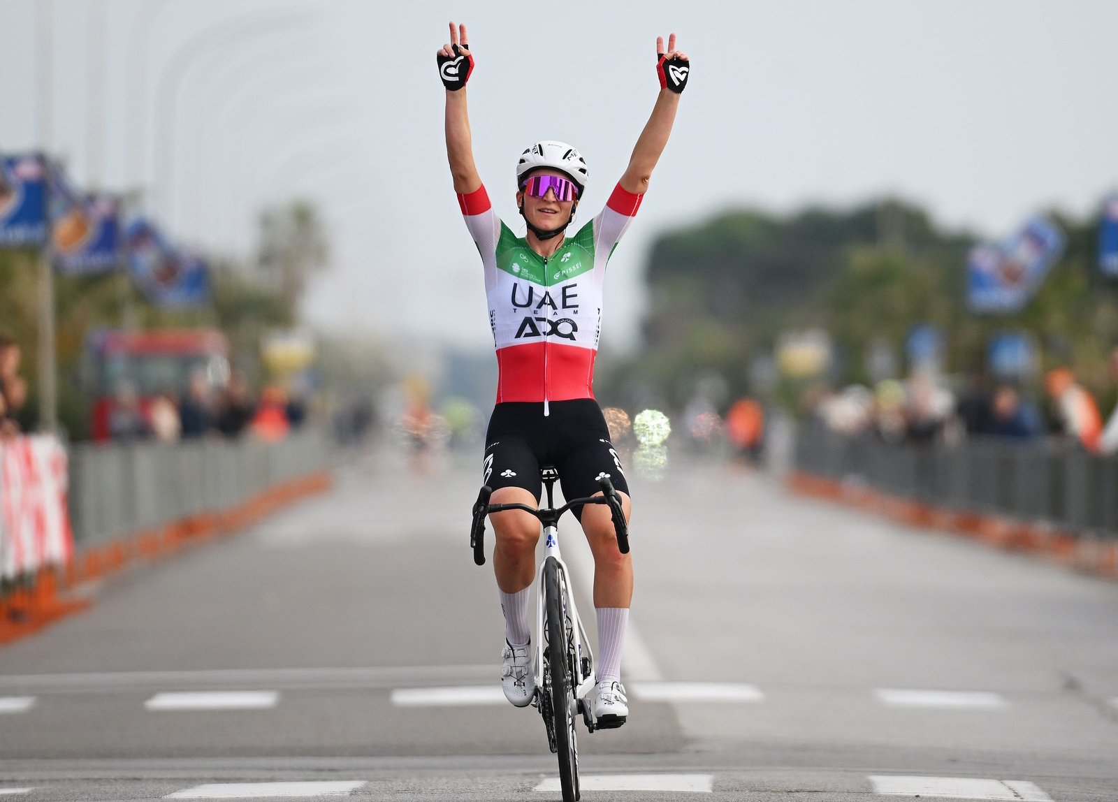 Trofeo Oro en la Eurocopa: Elisa Longo Borghini logra en solitario la segunda victoria de su carrera en Cinquale mientras el equipo ADQ de los Emiratos Árabes Unidos sube al podio