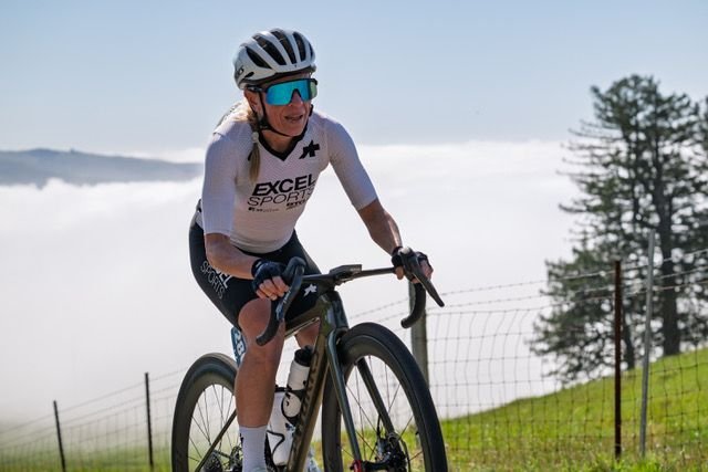 Gavin Sherry y Flavia Oliveira atraviesan secciones cronometradas para ganar el tercer evento de la Grasshopper Series, King Ridge