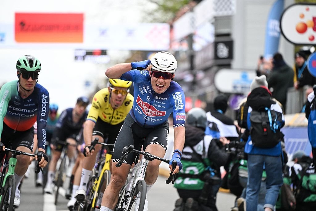 En Flanders Fields: Jasper Philipsen logra la victoria al sprint mientras la espectacular escapada de Mathieu van der Poel y Wout van Aert se derrumba cerca de la meta