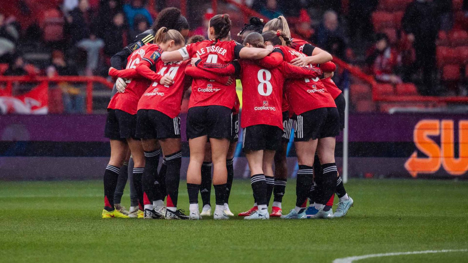 Omar Berrada y Matt Johnson reaccionan a la final de la Copa de la Liga Subway Femenina