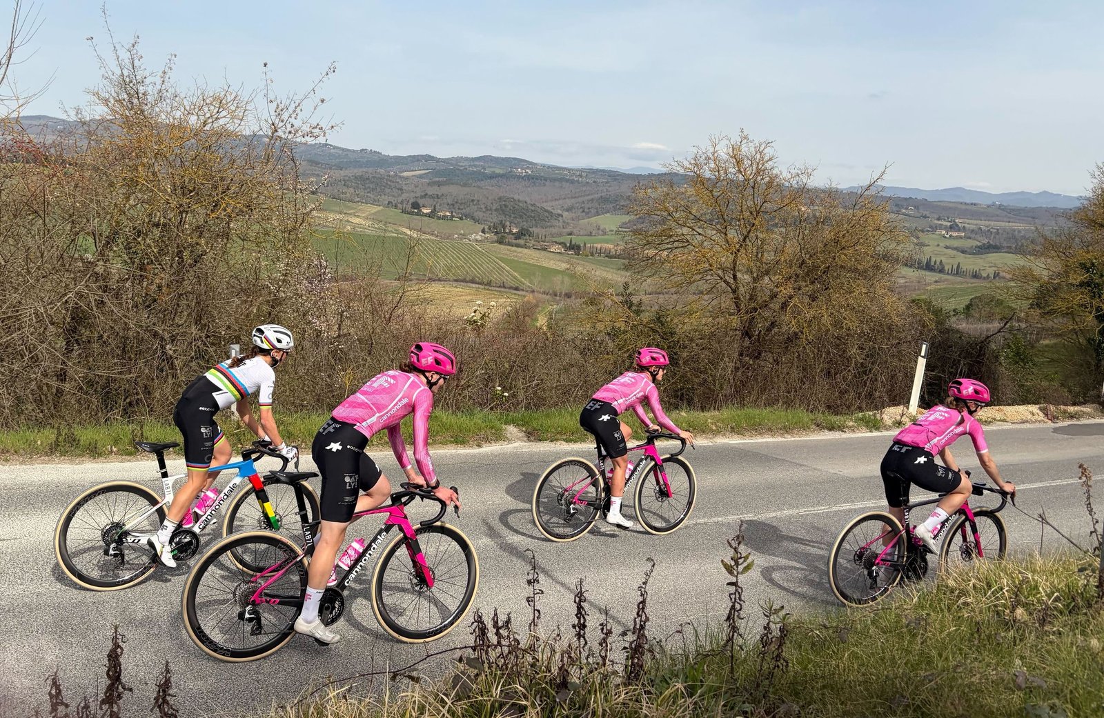 Inside Strade Bianche – Cyclingnews se une a EF Education-Oatly por su reconocimiento en las carreteras de grava blanca de la Toscana