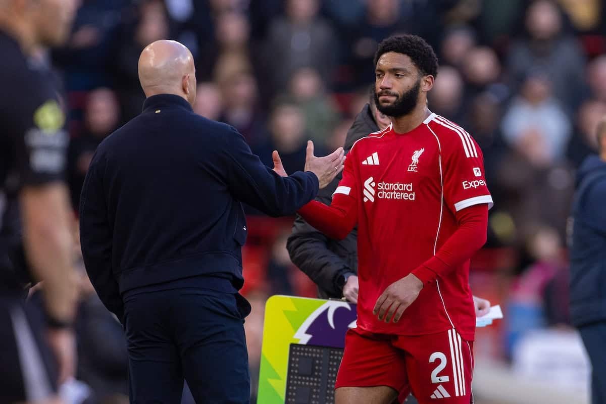 Arne Slot habla de Joe Gomez y la especialidad de tiros largos