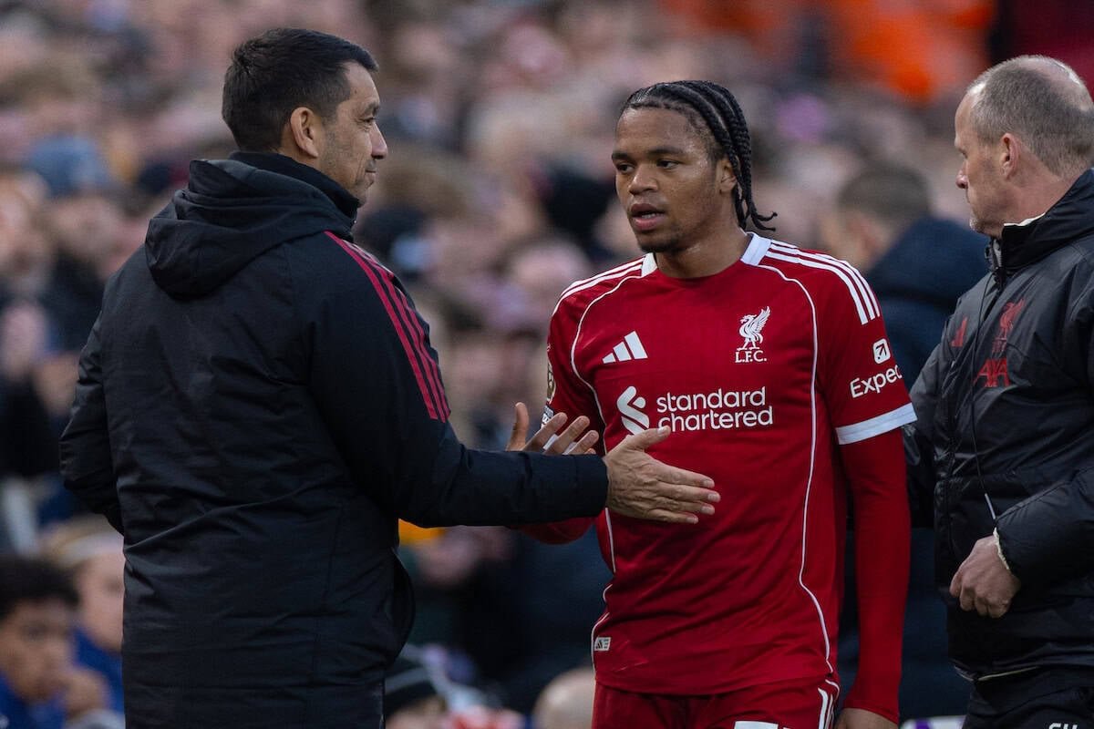 Arne Slot explica por qué reemplazó a la ‘amenaza constante’ Rio Ngumoha