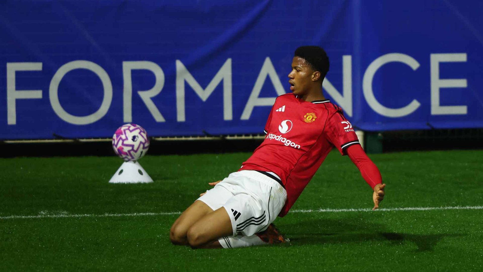 Chido Obi nominado al Jugador del Mes de la Premier League 2 | febrero 2026