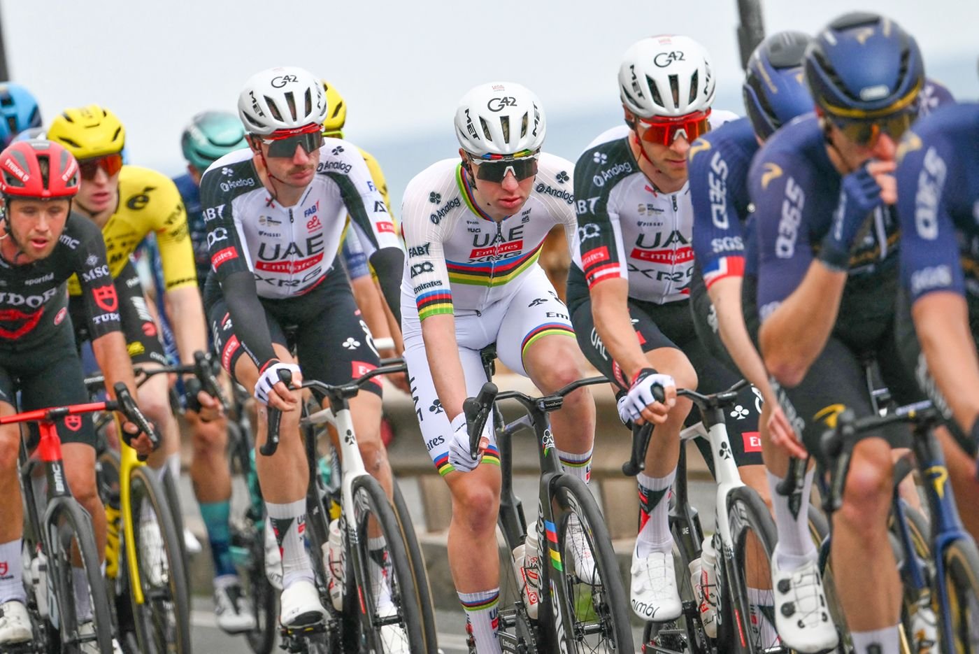 Tadej Pogacar y Wout van Aert aplastados en la final Milán-San Remo