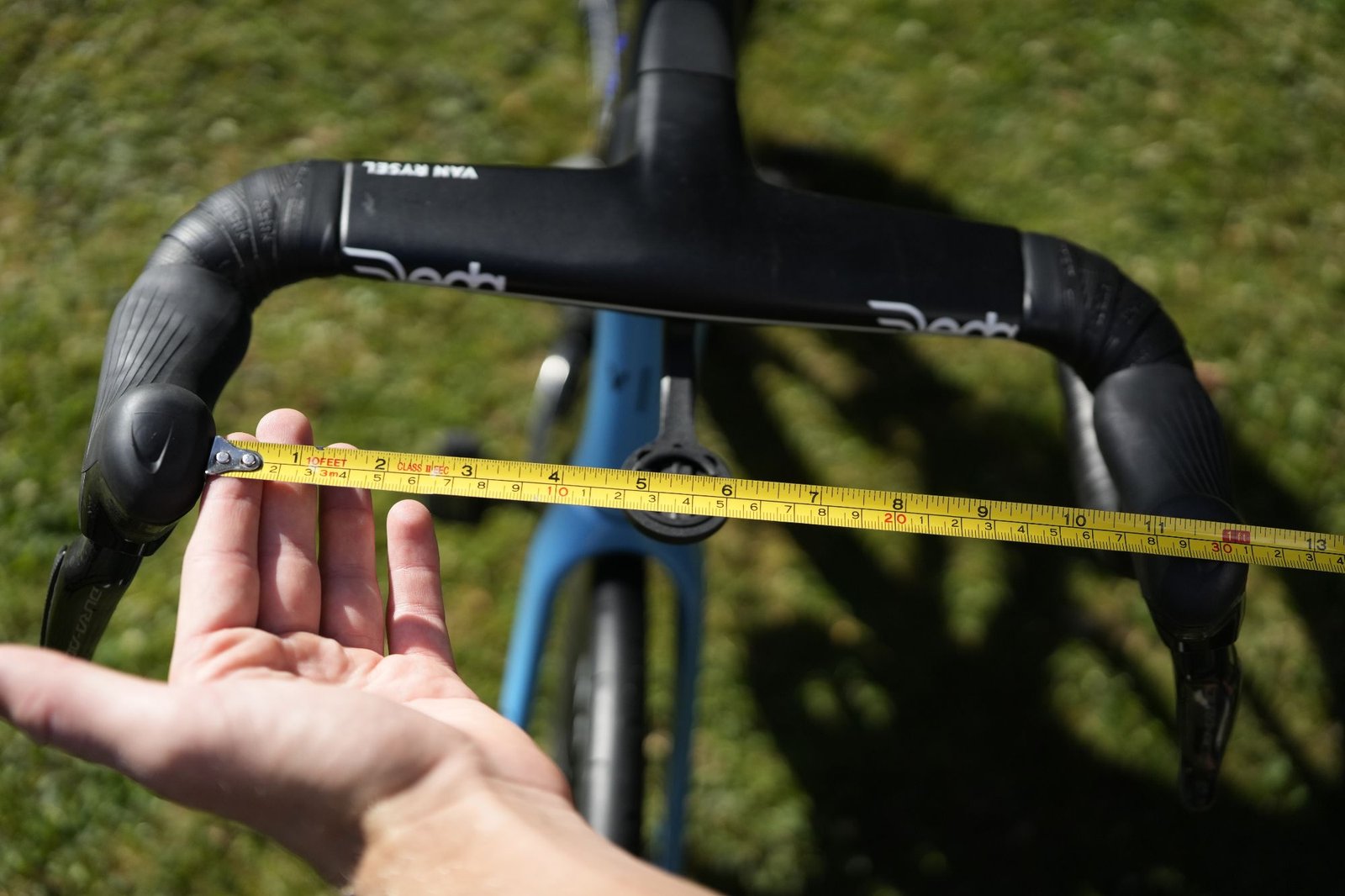 “No creo que nadie se haya estrellado porque su manillar es demasiado estrecho”: ciclistas frustrados por la nueva norma sobre el ancho del manillar en las carreras británicas