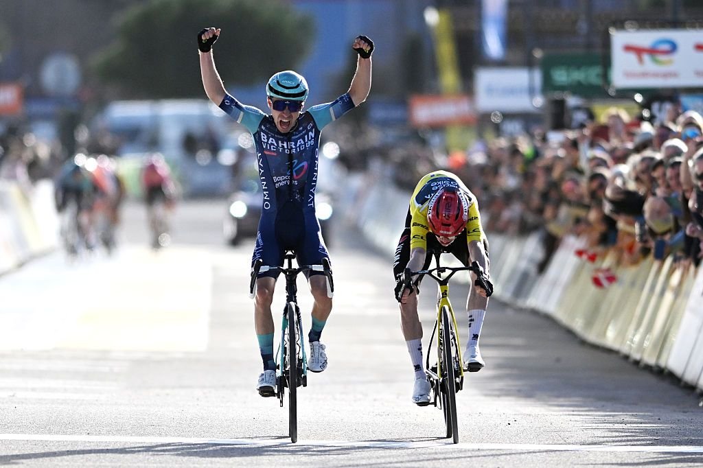 París-Niza: Jonas Vingegaard gana el título de la clasificación general pero es superado por Lenny Martínez para ganar la etapa 8 en un apretado sprint de dos hombres