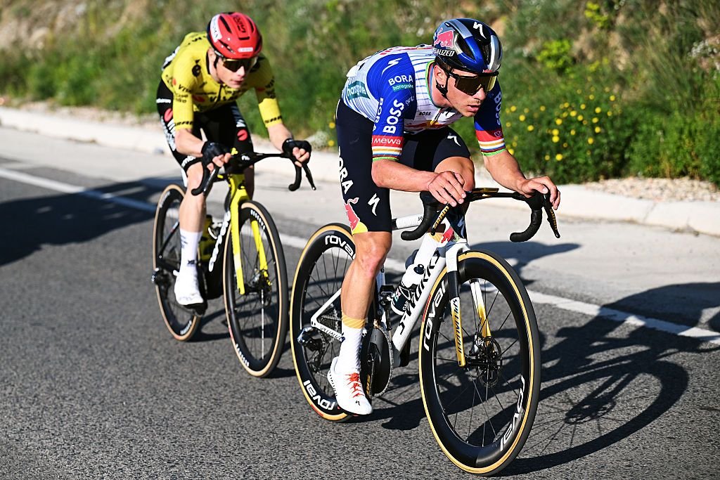 Remco Evenepoel cae pero parece ileso al final de la espectacular escapada final con Jonas Vingegaard en la Volta a Catalunya