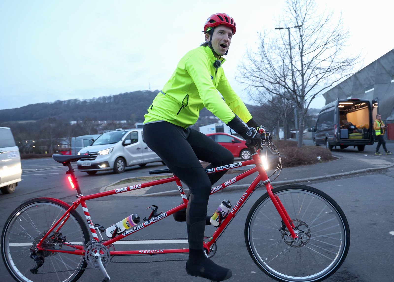 ‘No podía dejar de llorar’: el presentador de radio recauda £4 millones para caridad con un tándem épico