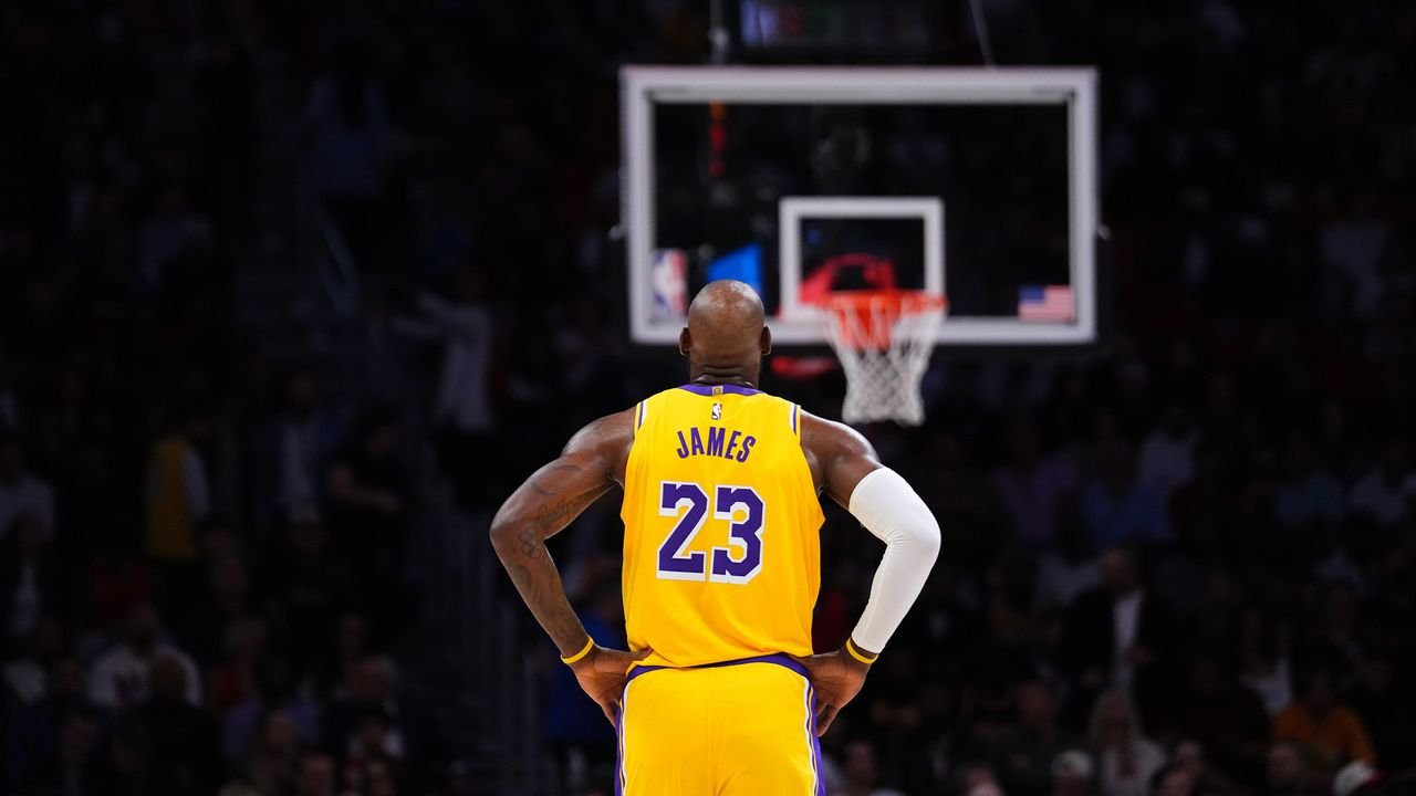 LeBron James hace su último gran ajuste