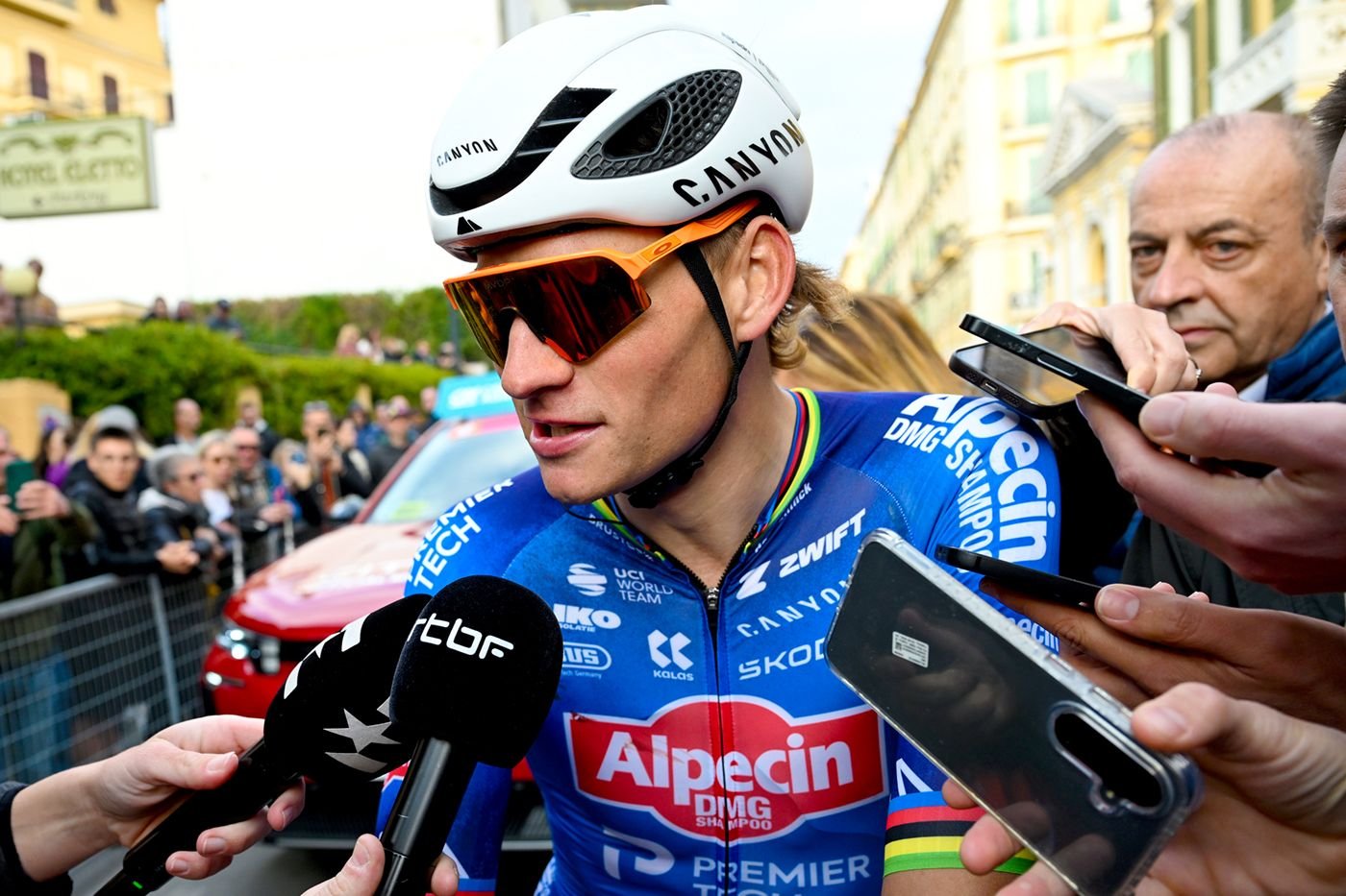 “Ya no puedo sujetar correctamente el manillar” – Mathieu van der Poel arroja luz sobre la caída y la lesión que le dejaron fuera de la carrera Milán-San Remo