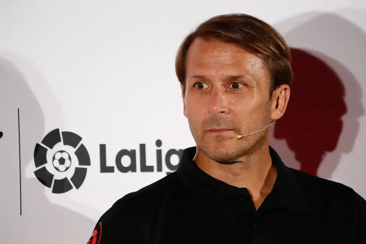 Gaizka Mendieta compara y contrasta los estilos de juego del Barcelona y del Newcastle United