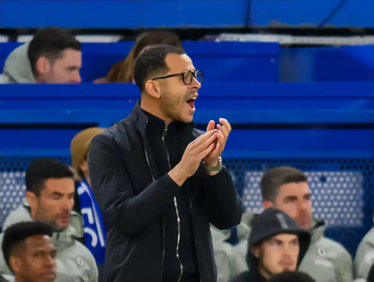 Liam Rosenior se avergüenza al culpar a los árbitros tras la derrota del Chelsea ante el Newcastle United