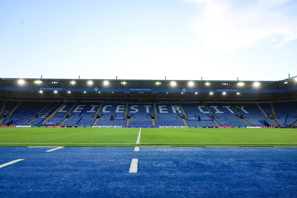 Jamaal Lascelles observa cómo se desarrolla el desastre del Leicester City mientras el Chelsea es intocable