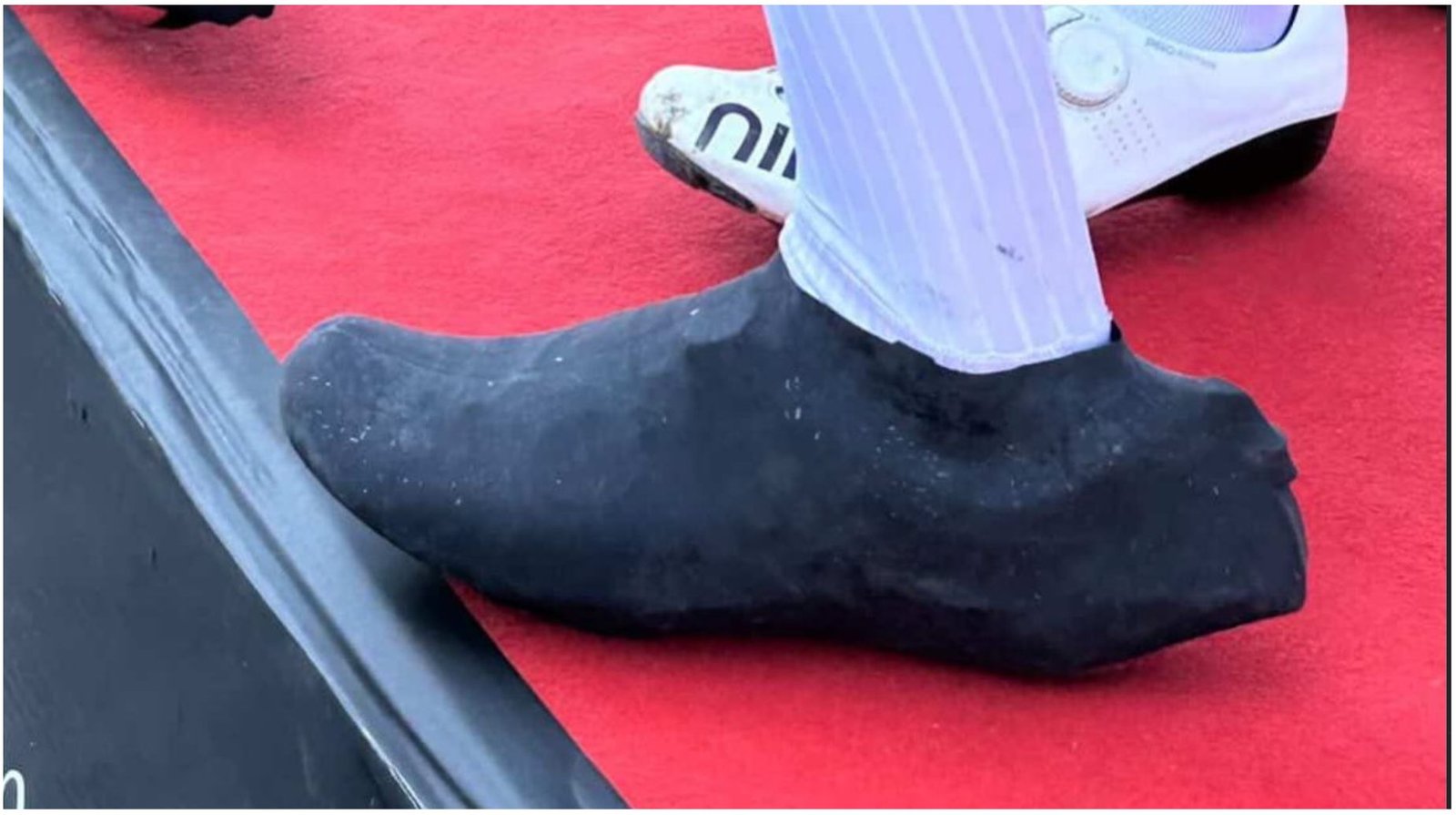 Un piloto de desarrollo de EF prueba las zapatillas de aerotriatlón en una carrera de un día, pero ¿son legales en la UCI?