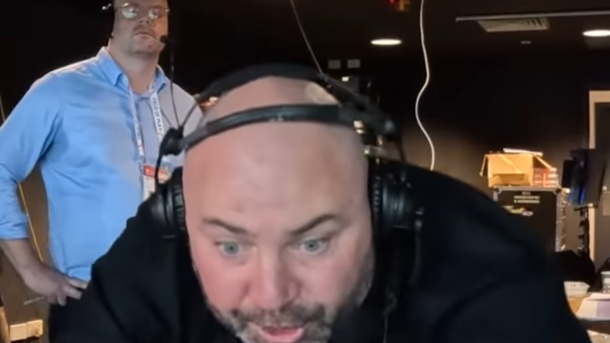 El comentarista de Stan Sport, Sean Maloney, pierde la voz y es reemplazado por Andrew Swain.