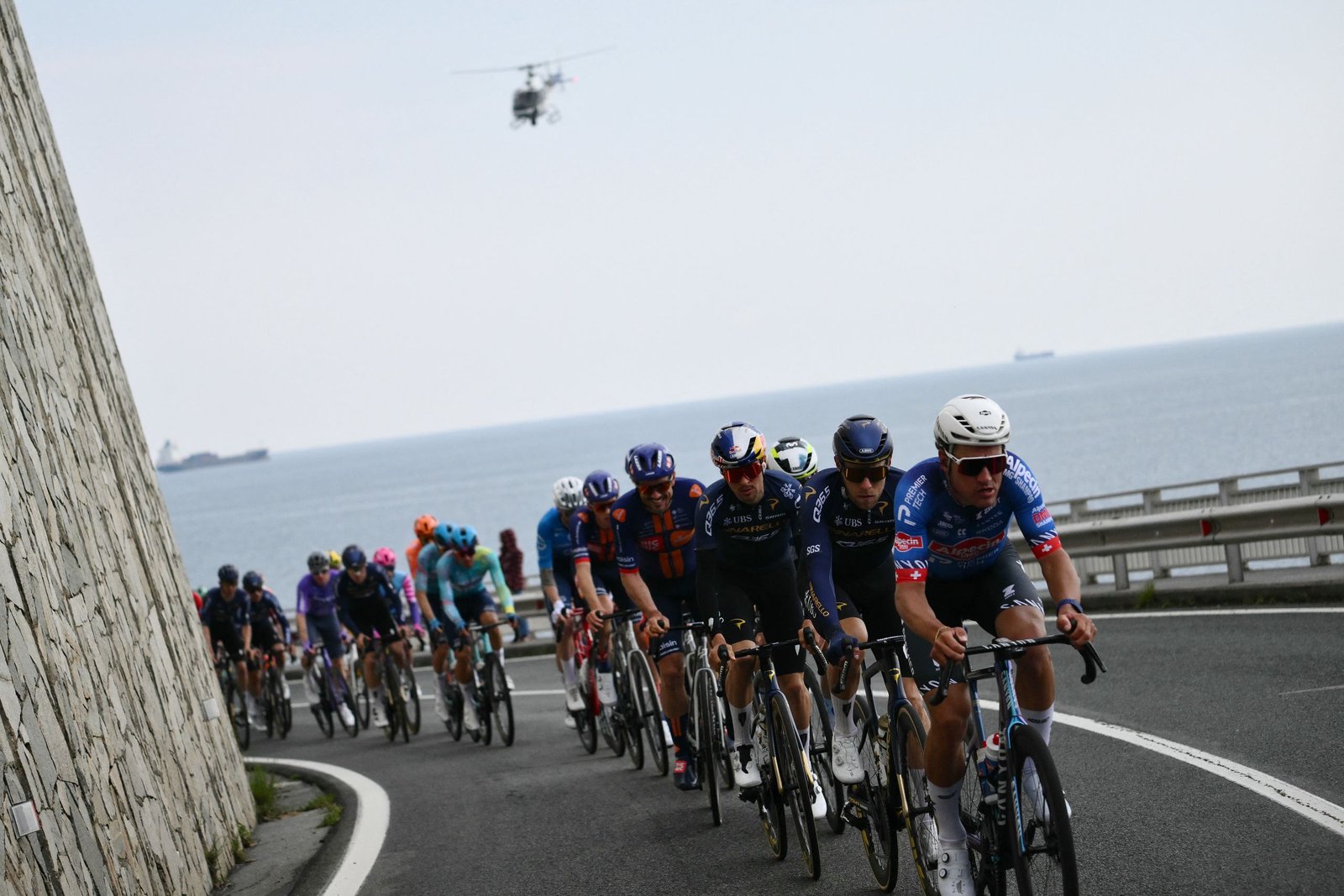 340 vatios, 500 g de carbohidratos y nada encima: cómo Silvan Dillier tira del pelotón solo durante horas