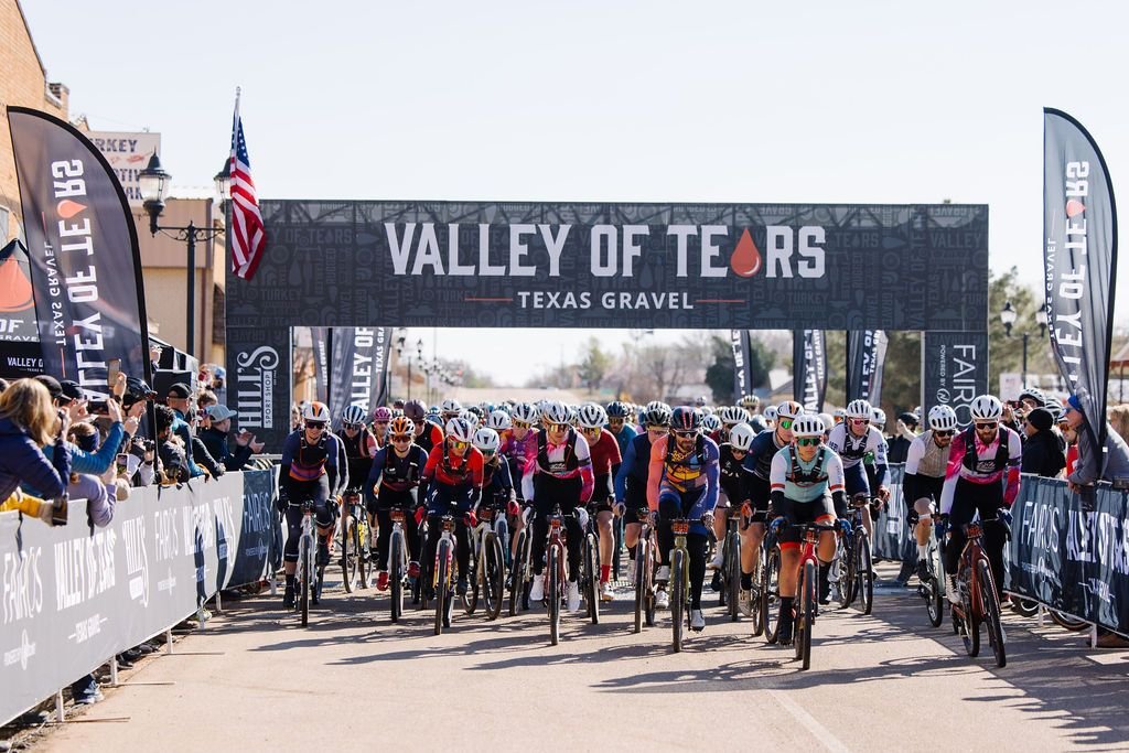Sofía Gómez Villafañe gana el tercer Valle de Lágrimas consecutivo en una reñida batalla con Paige Onweller, mientras que Alexey Vermeulen se lleva el título masculino en la carrera de tierra de Texas.