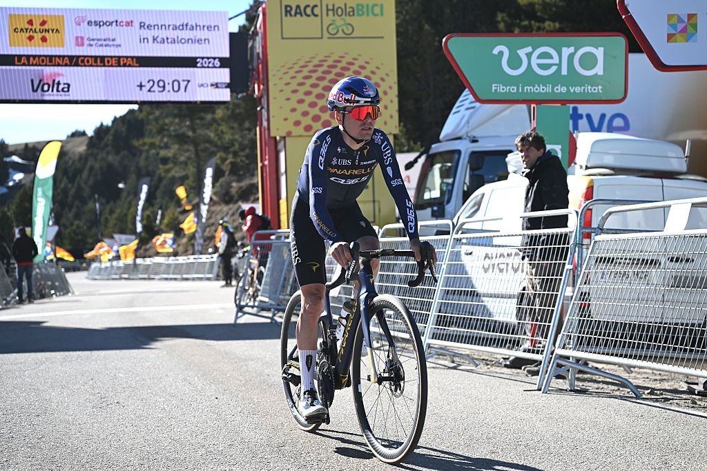 “Hicimos todo lo posible para intentar lograrlo” – Tom Pidcock se retira de la Volta a Catalunya lesionado tras una caída en la etapa 5