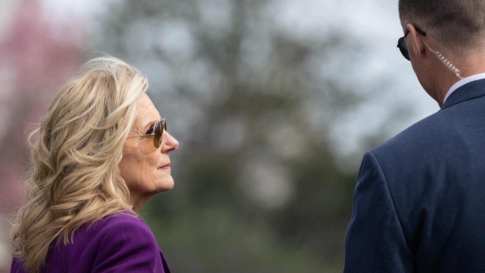 El agente del Servicio Secreto a cargo de Jill Biden se pega un tiro en la pierna, dice un funcionario