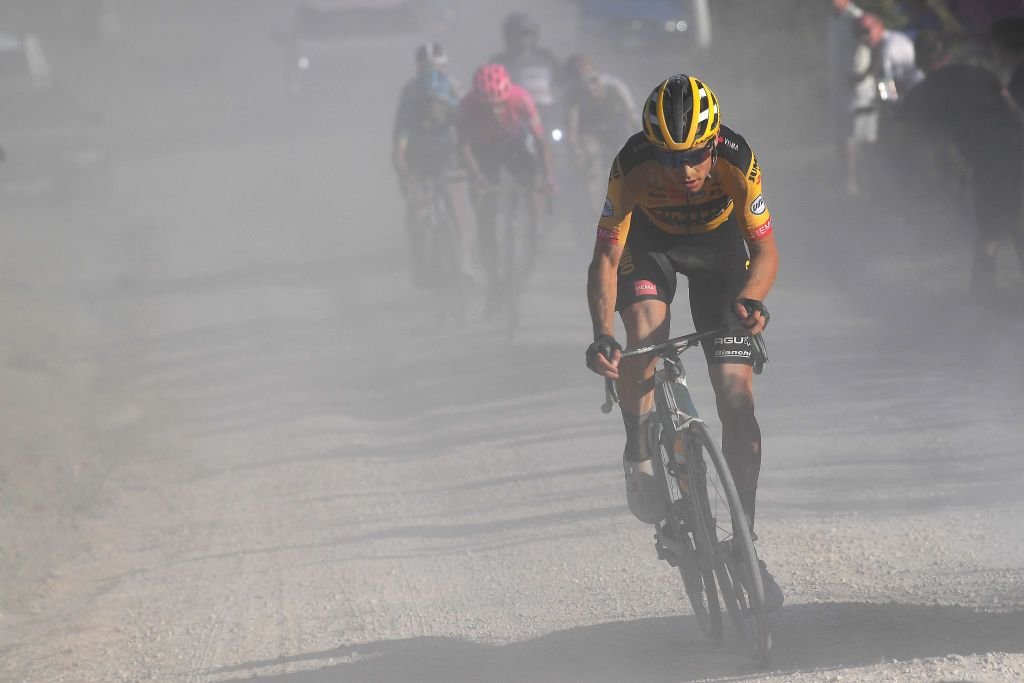 “Llegaré a la salida con más interrogantes de los que esperaba” – Wout van Aert se prepara para un viaje a la oscuridad en la Strade Bianche