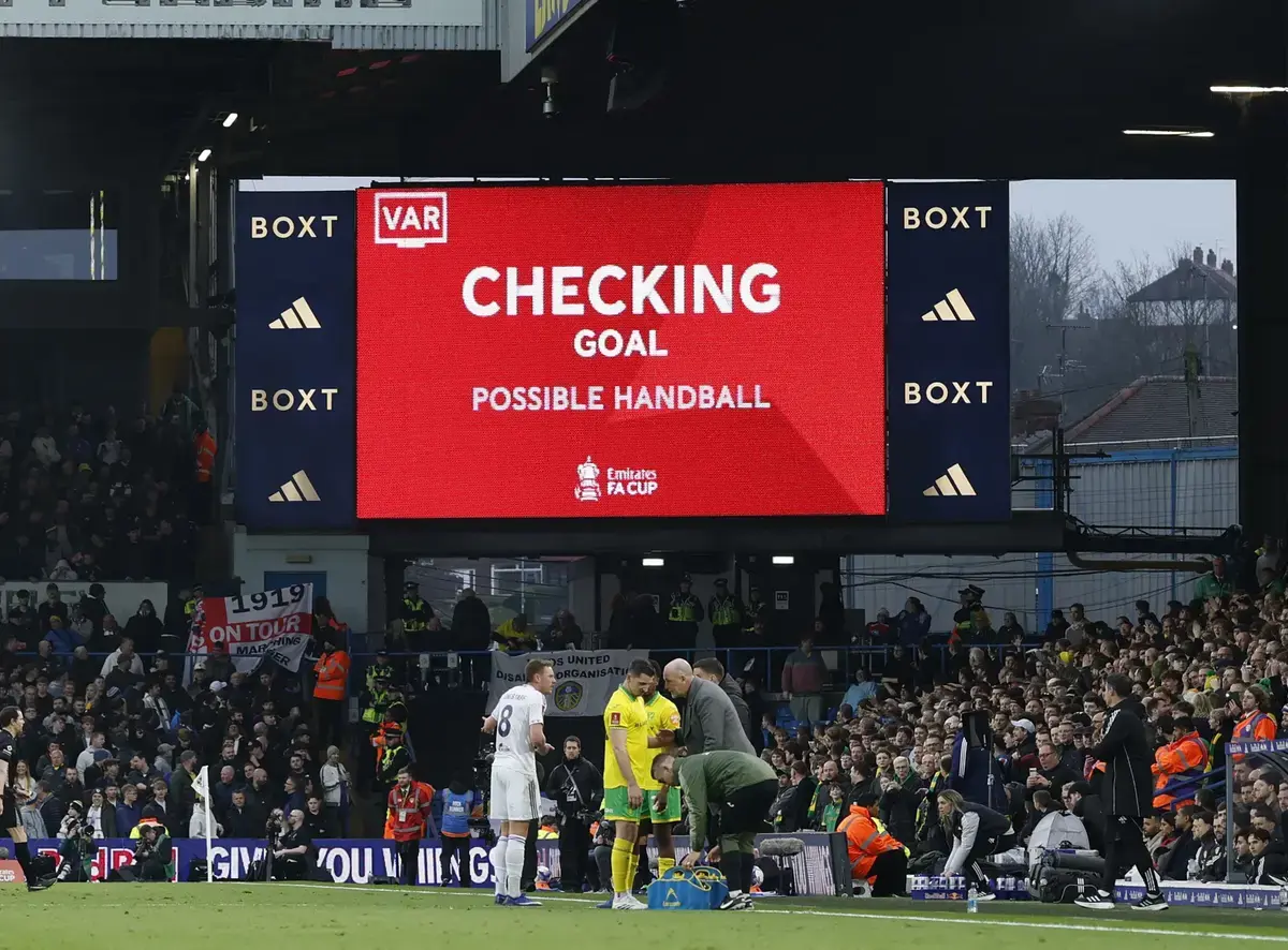 Los aficionados de los clubes de la Premier League cuestionados sobre el mantenimiento del VAR y resultados muy interesantes