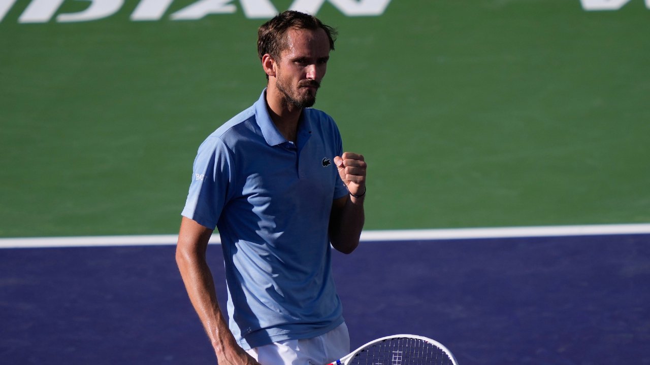 Medvedev le propina a Alcaraz la primera derrota del año y se dirige a la final de Indian Wells ante Sinner